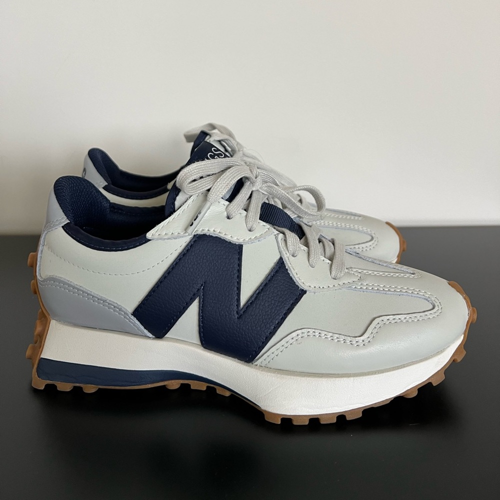 FIGS New Balance 327 grey/ navy